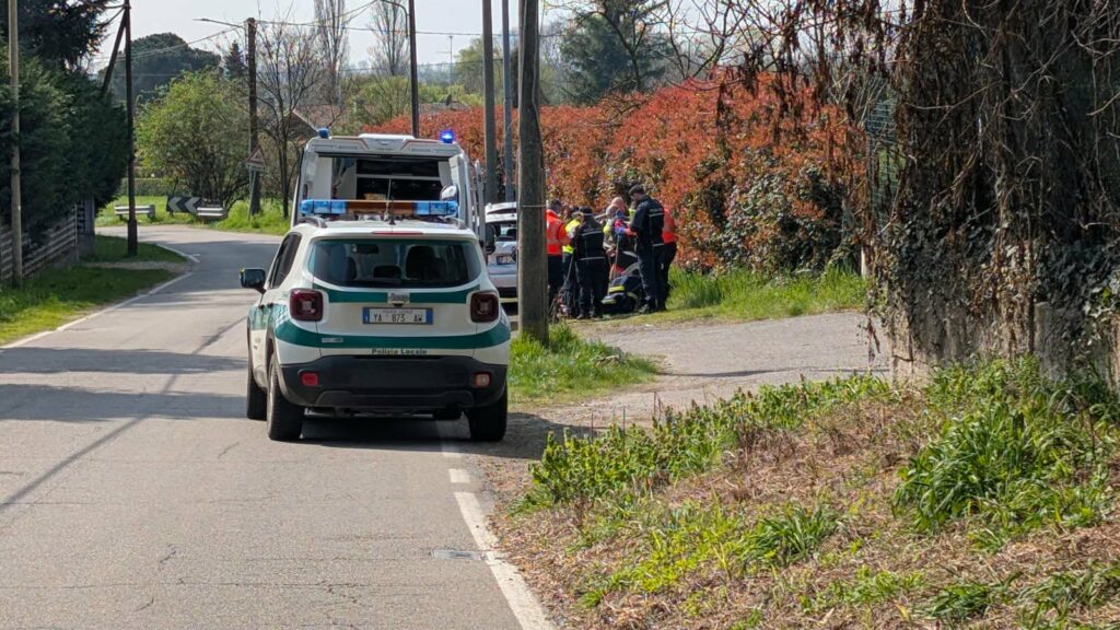 Magenta: ciclista perde il controllo della bicicletta nella discesa di Pontevecchio e finisce contro l’auto in sosta