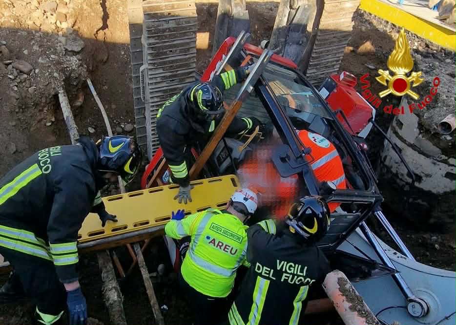 Nerviano, ruspa cade nel fosso: operaio incastrato, liberato dai Vigili del Fuoco