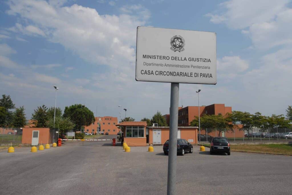 Rivolta nel carcere di Pavia, detenuti appiccano il fuoco nelle celle