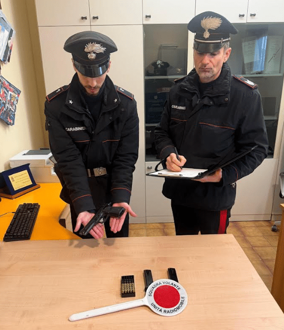 Gambolò, sorpreso con una paletta segnaletica nella propria auto