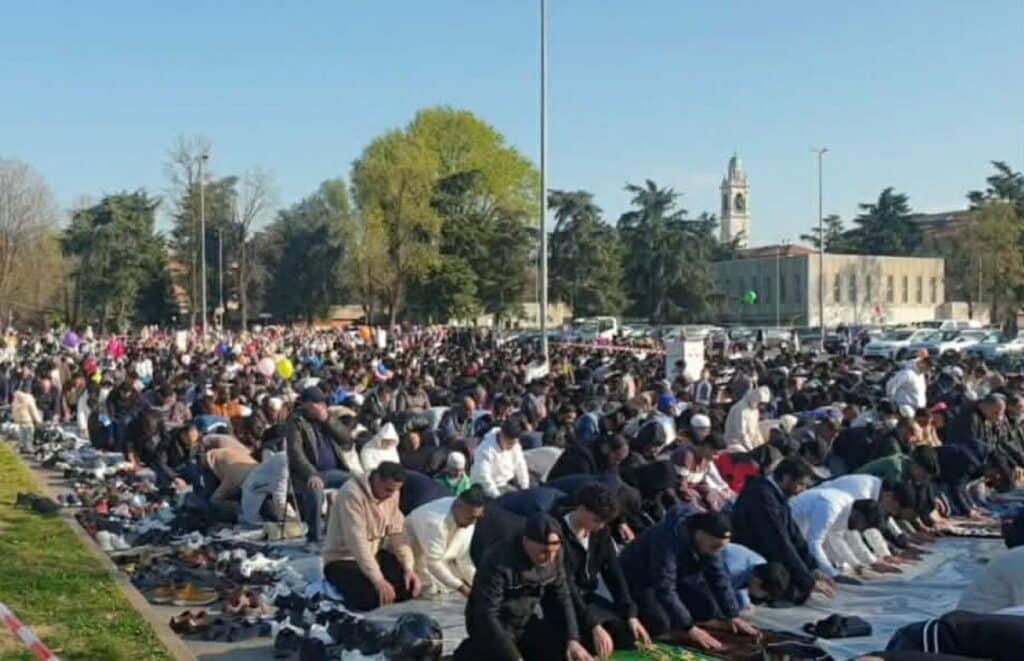 Magenta, Piazza Mercato gremita per la festa di fine Ramadan