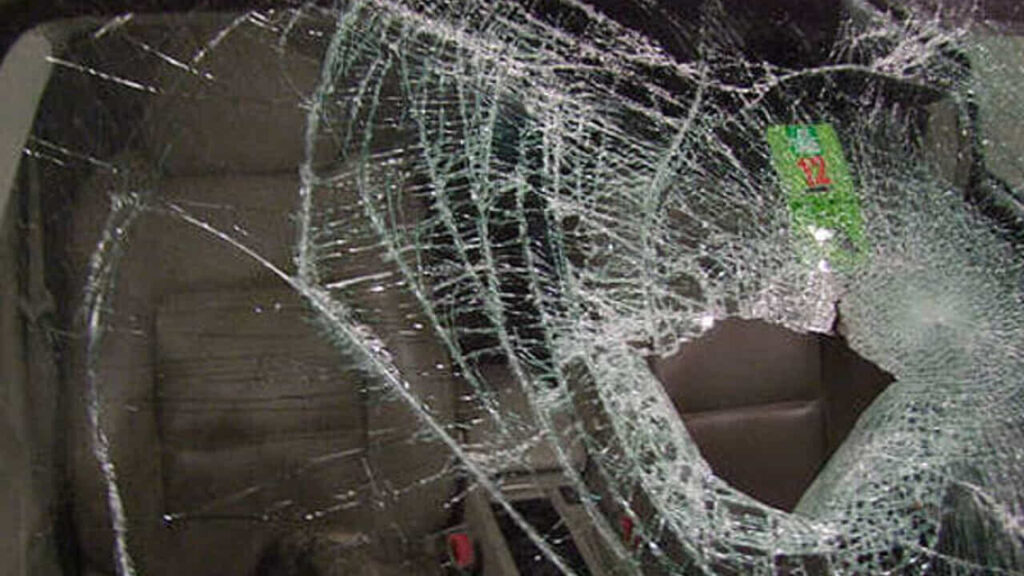 Lanciano sassi contro le auto, identificati tre tredicenni in Brianza