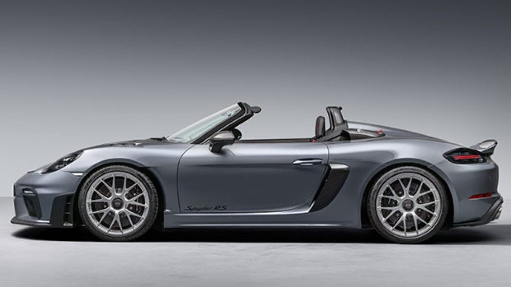 Finisce con una Porsche contro auto in sosta, morto 21enne a Milano