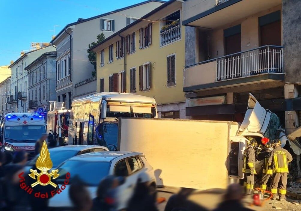 Stradella, scontro tra furgone e pullman carico di studenti: ferite ...