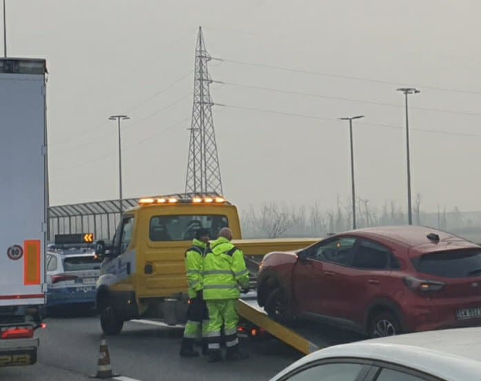 Lunghe code in tangenziale ovest a causa di un incidente con un ferito non grave