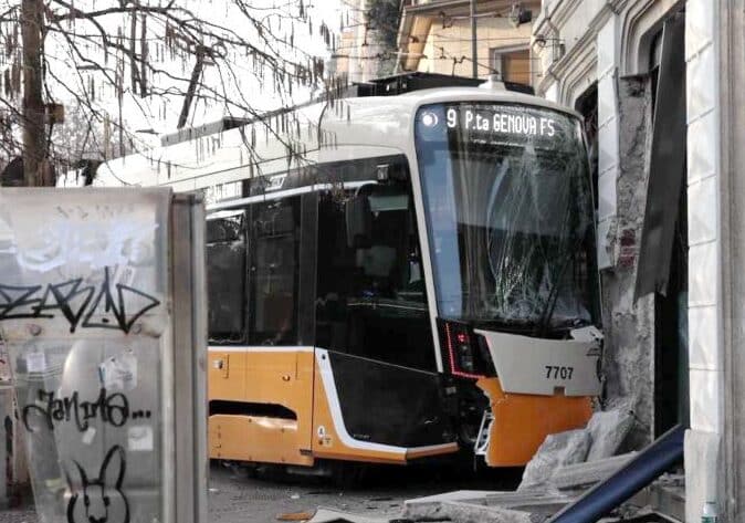 Tram deragliato, ‘il conducente era al telefono fino a 12 secondi prima’