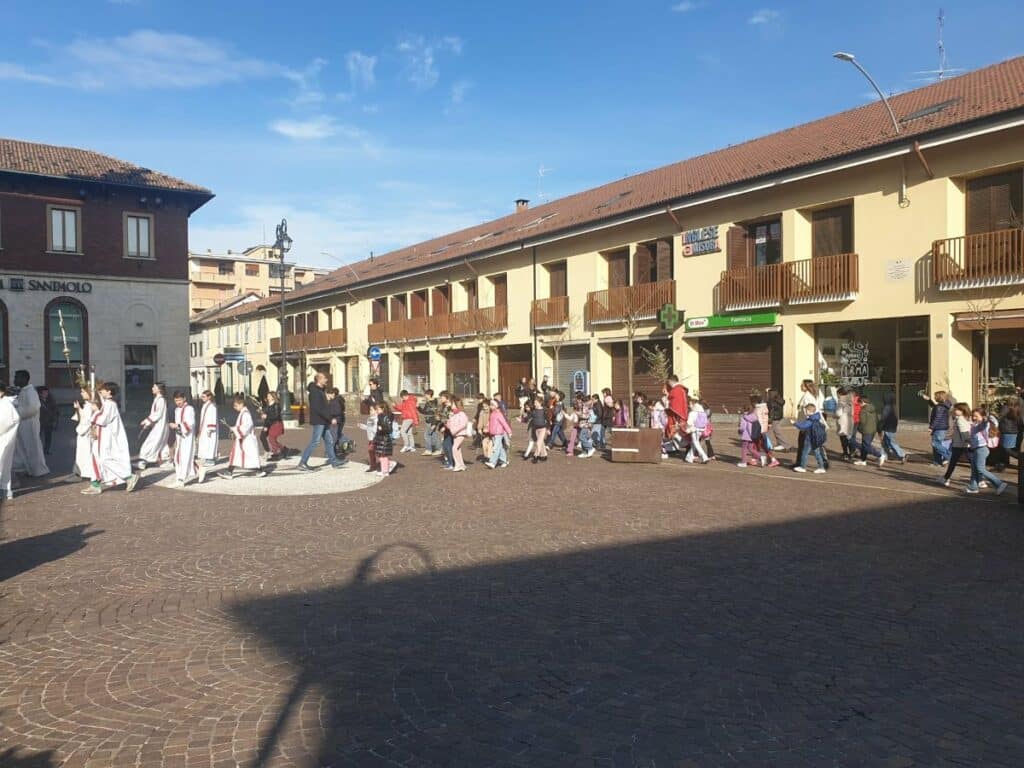 Magenta celebra la domenica delle Palme con la processione degli ulivi dall’oratorio alla basilica