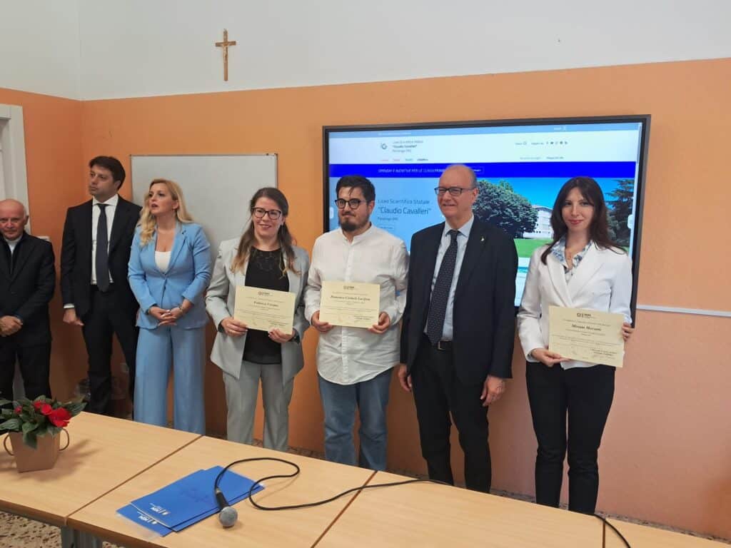 Massimo Garavaglia a Parabiago con Valditara per la premiazione dei 3 insegnanti eroi. Poi l’affondo (doveroso) su Città Metropolitana