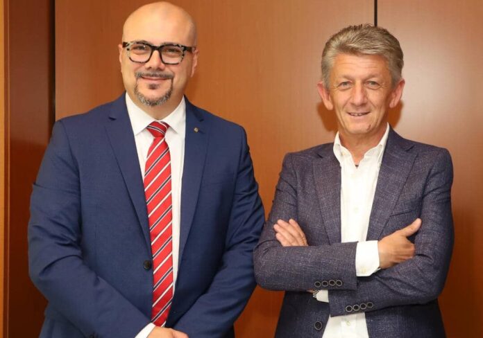 8215_da20Roberto20e20Sca7aosi-aspect-ratio-535-375