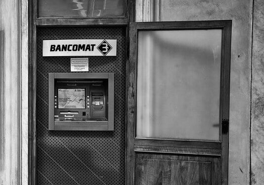 Lodi: fanno esplodere un bancomat durante la movida.. e c’è chi fa il tifo