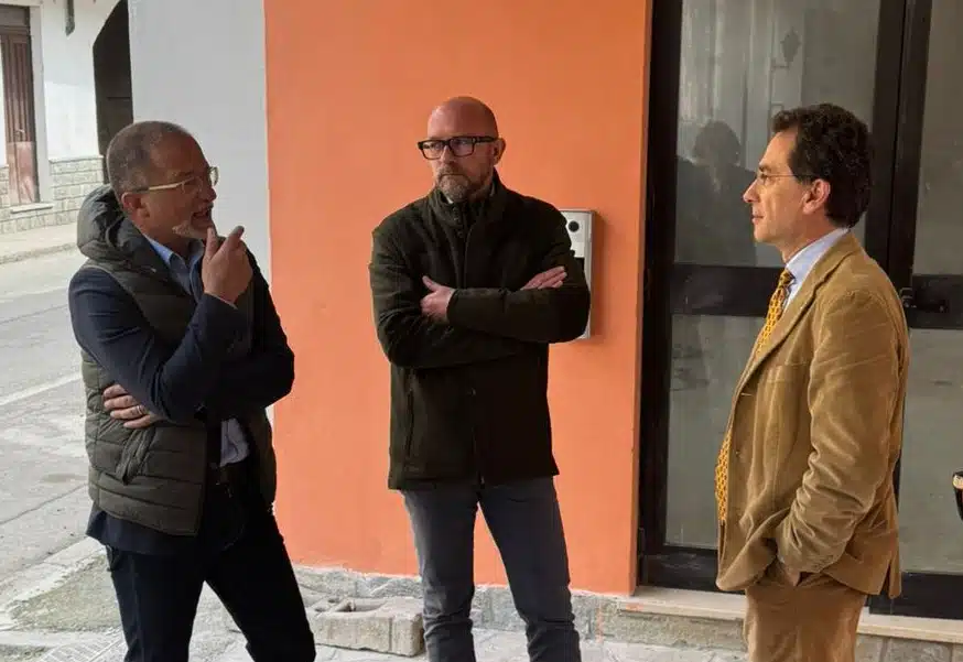 IMG_da sx assessore Gian Luca Vignale, _e Sindaco di Carpignano Sesia Christian Massara e Direttore Casa Lux