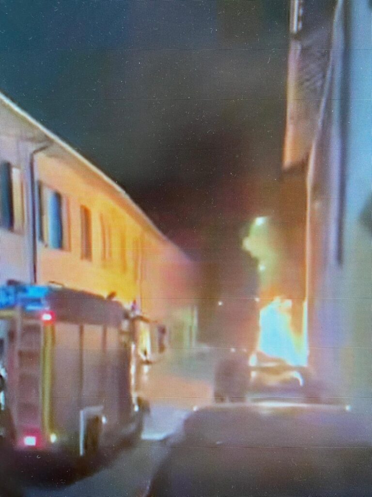Magenta, nella notte va a fuoco un’auto in via Leopardi