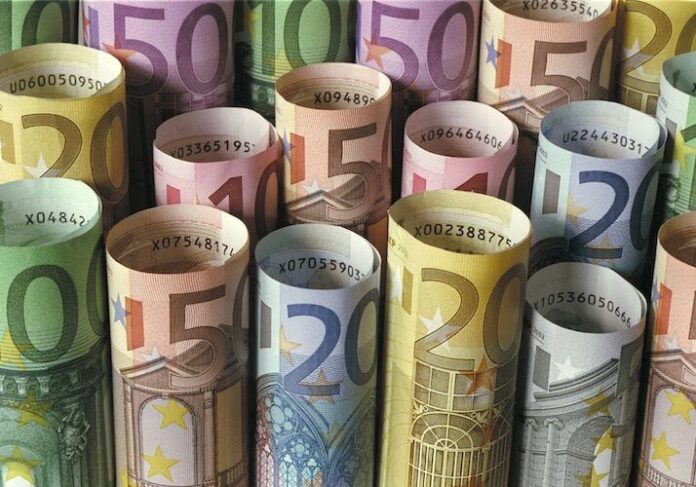 banconote-arrotolate-soldi-euro-by-nmann77-adobe-stock-750x500-2-aspect-ratio-535-375
