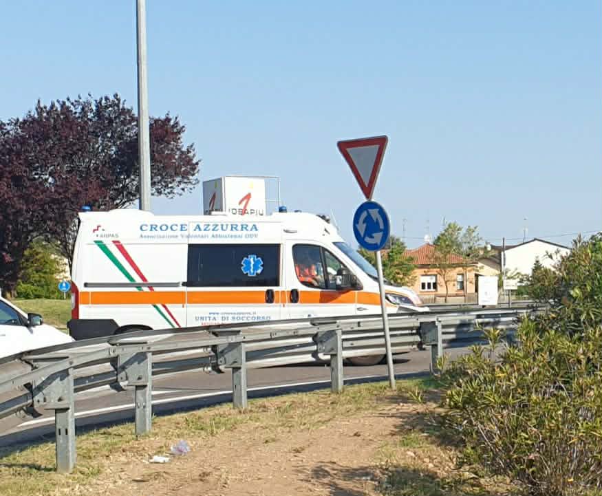 Magenta: incidente alla rotonda Tazio Nuvolari sulla SS11, ragazza in ospedale