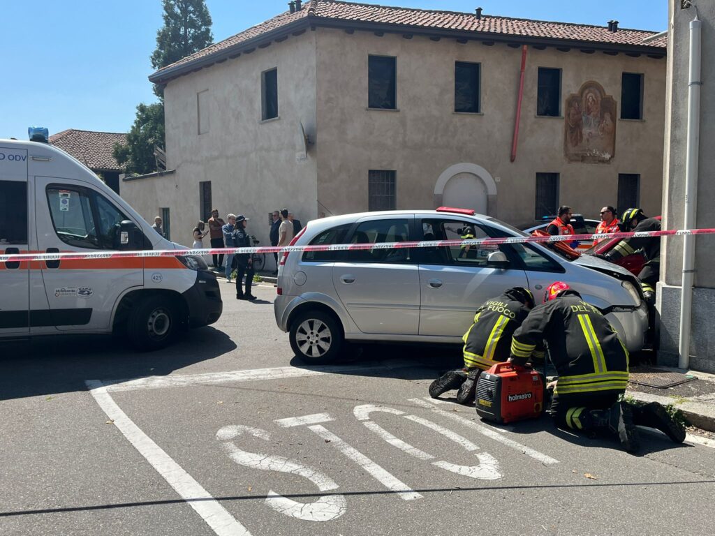Cuggiono: scontro tra auto in via Garibaldi, feriti accompagnati a Magenta e Legnano in codice giallo