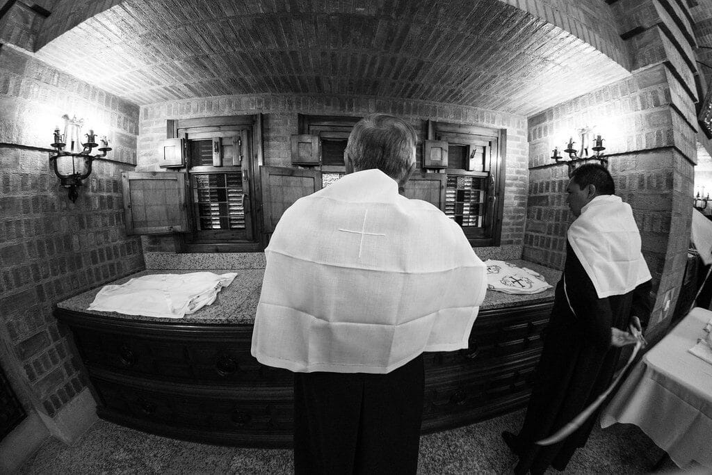 Arcisate: si finge sacerdote per truffare il parroco