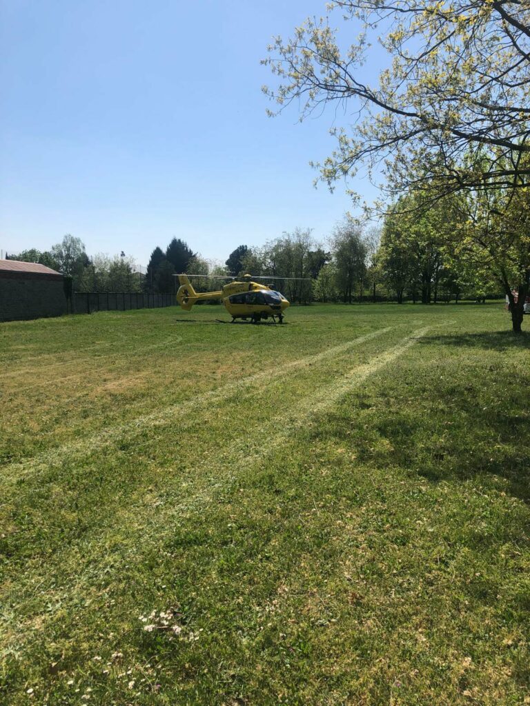 Magnago: donna si dà fuoco vicino alle scuole, salvata dai soccorritori ed elitrasportata al Niguarda