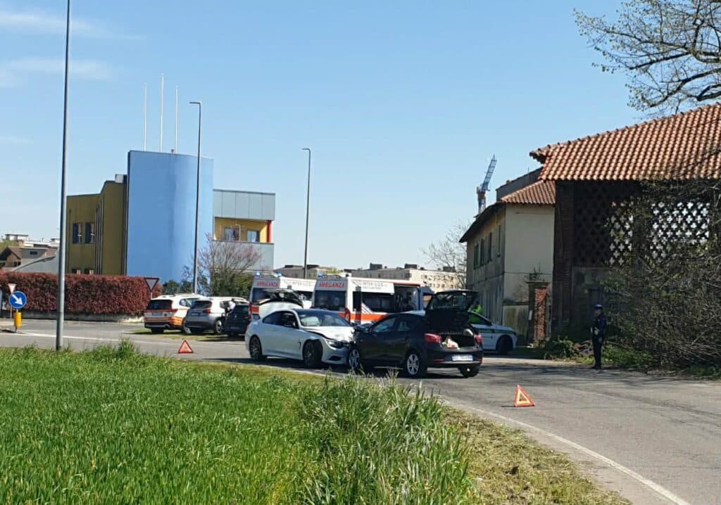 Abbiategrasso: scontro frontale tra due auto lungo la strada per Casterno