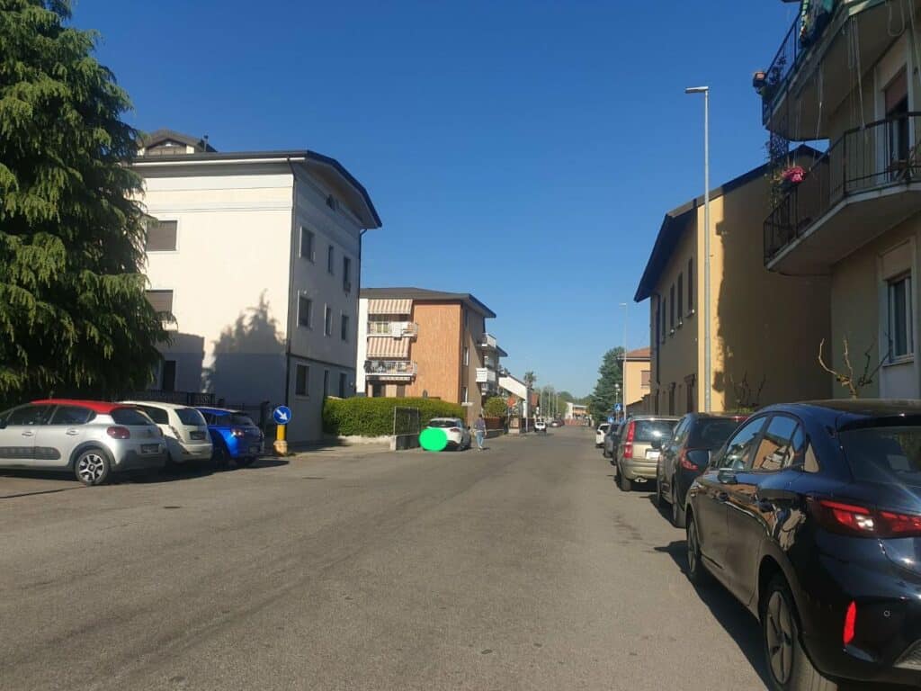 Magenta, undicenne avvicinata da uno sconosciuto in furgone: fugge e si salva