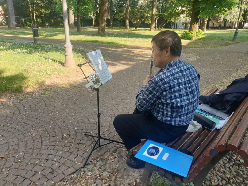 Dalla Cina a Magenta, il professor Li suona il flauto nella magia del parco di Casa Giacobbe