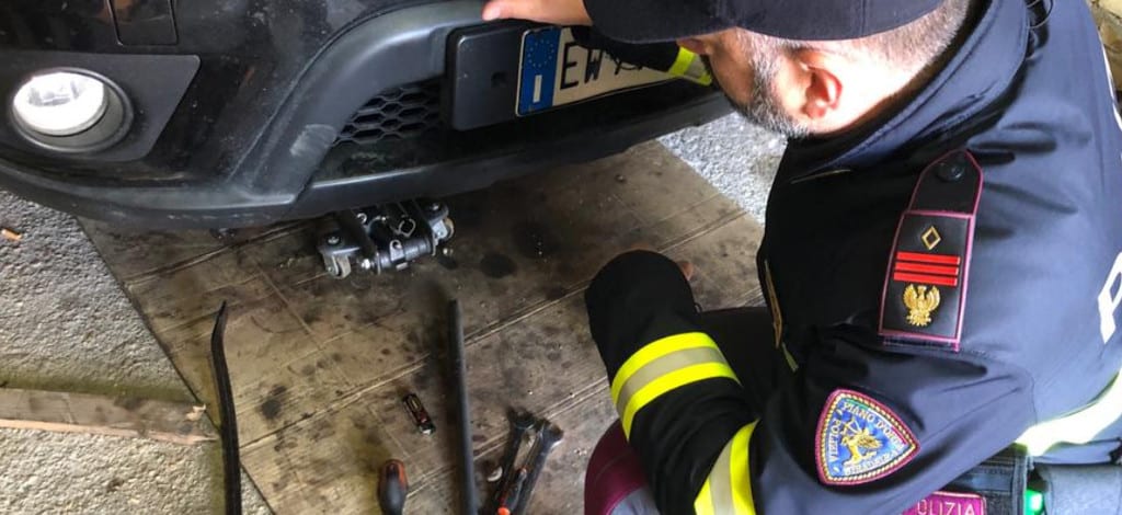 Controlli della Polizia Stradale: tre officine abusive scoperte nel Novarese