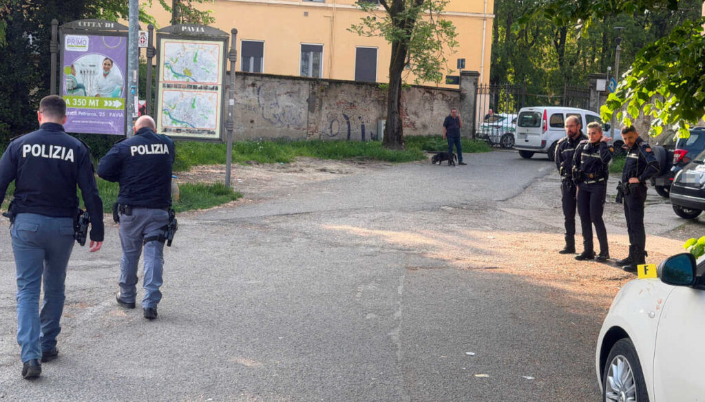 Omicidio a Pavia, ragazzo di 25 anni ucciso a coltellate in un parcheggio