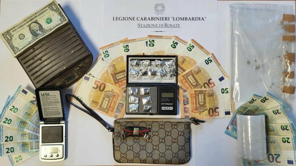 Rosate: sorpresi durante lo scambio nel parcheggio del supermercato, arrestato 21enne