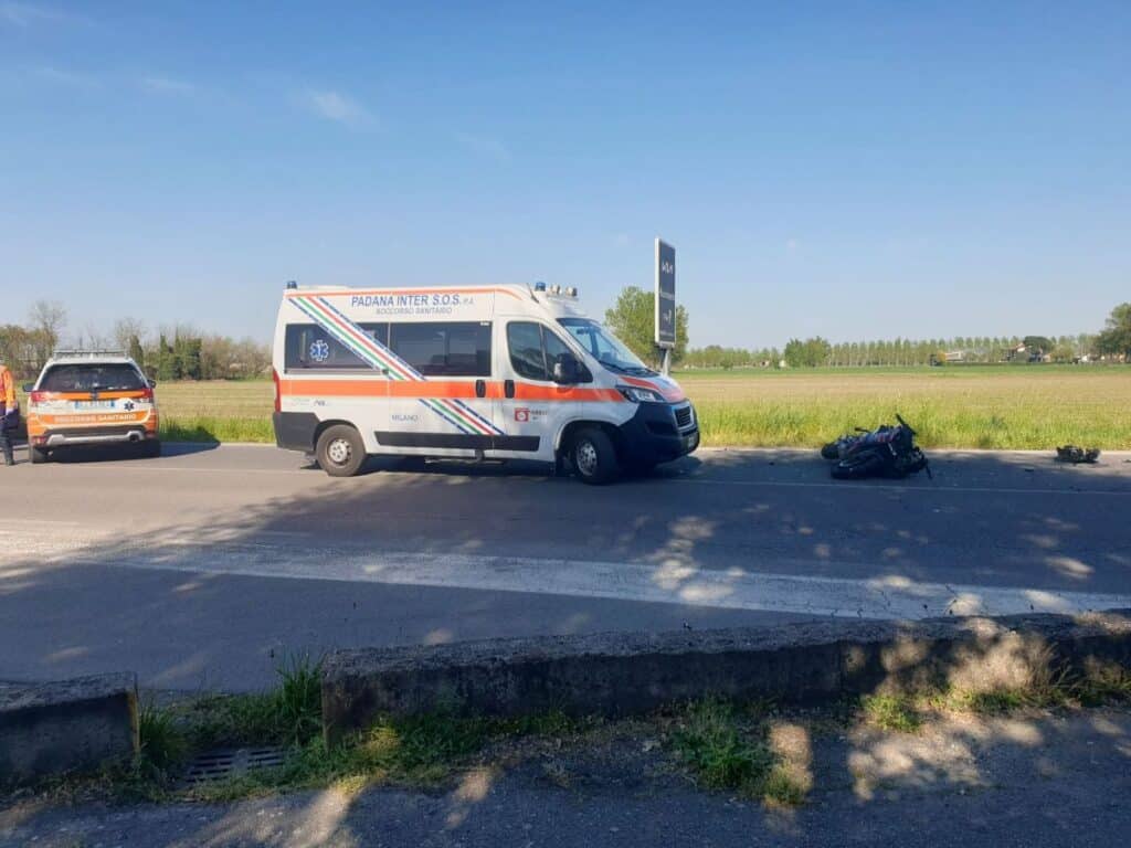 Robecco sul Naviglio: moto contro auto, grave incidente in via Magenta nel giorno di Pasqua