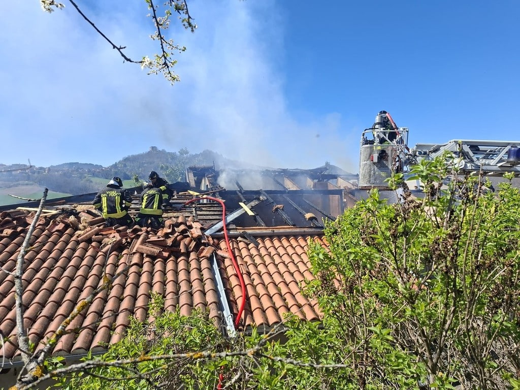 Carabinieri forestali Zavattarello: casa in fiamme, messa in salvo una donna