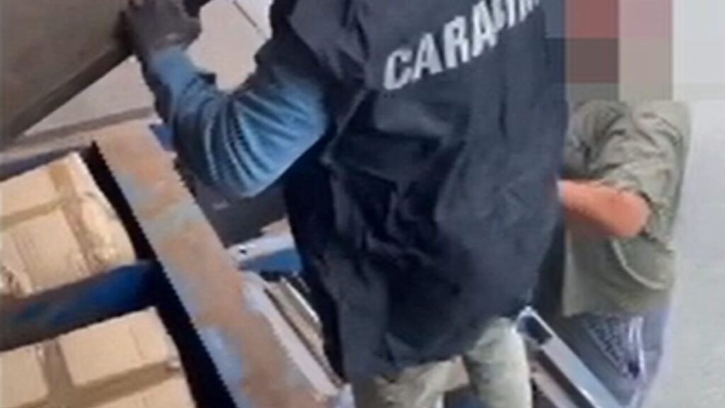 Milano Savona: nasconde 170 kg di hashish nel doppiofondo del rimorchio, arrestato camionista
