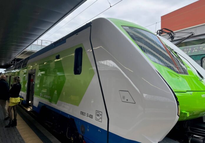 caravaggio-trenord-lucente-treno-fiorenza-10-aspect-ratio-535-375