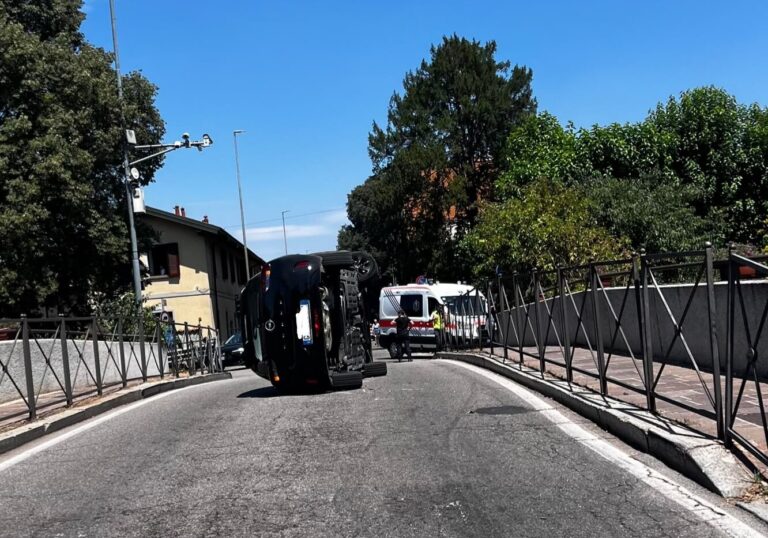 Incidente sul ponte di Robecco: auto si ribalta, lunga coda fino ad Abbiategrasso