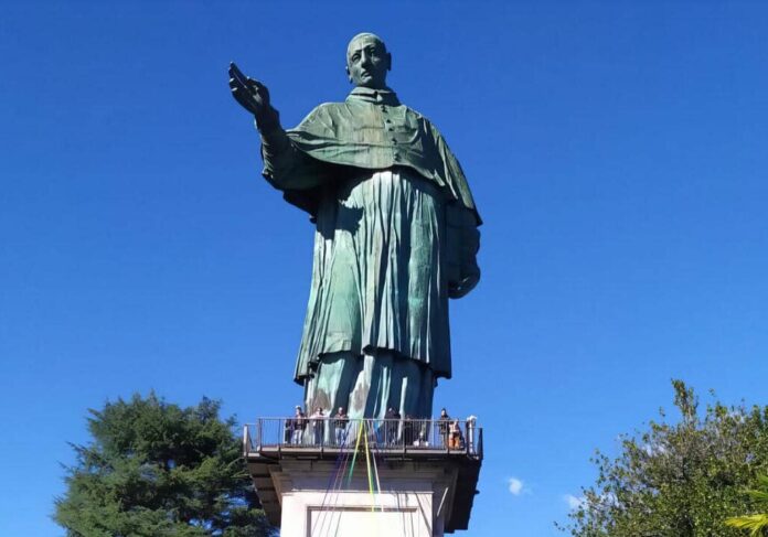 8267_San_Carlone_statua-aspect-ratio-535-375