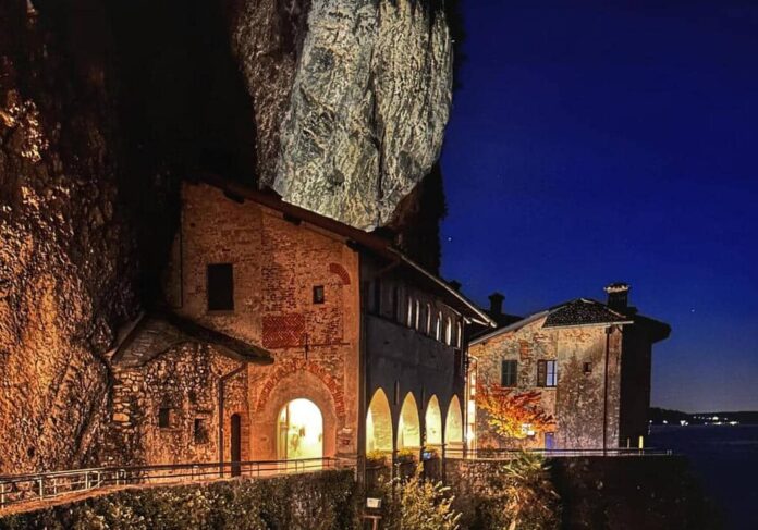 8526_Eremo_Santa_Caterina_del_Sasso_notte-aspect-ratio-535-375