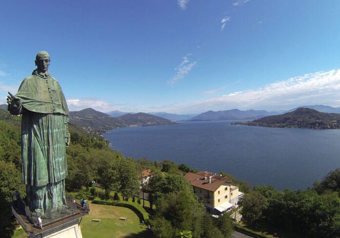8565_Statua_San_Carlo_Borromeo_vista_lago_Maggiore-aspect-ratio-535-375