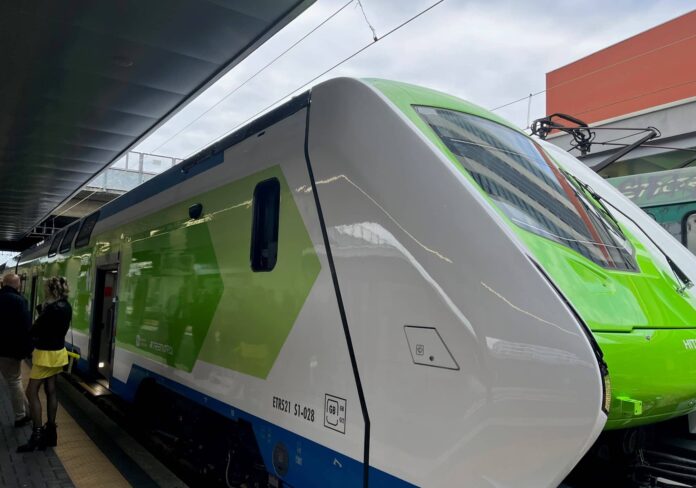 caravaggio-trenord-lucente-treno-fiorenza-10-aspect-ratio-535-375