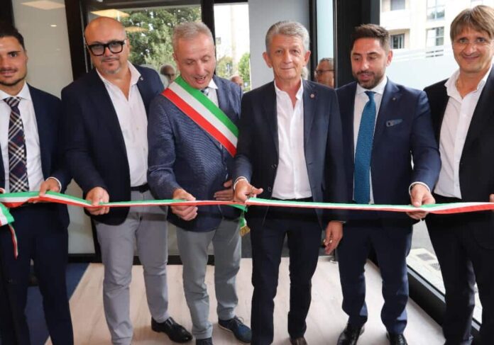 8646_taglio_del_nastro-aspect-ratio-535-375
