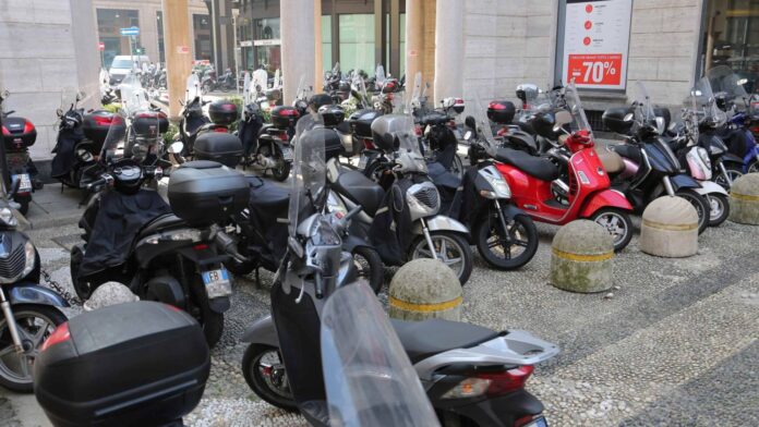 Motorini-scooter-parcheggio