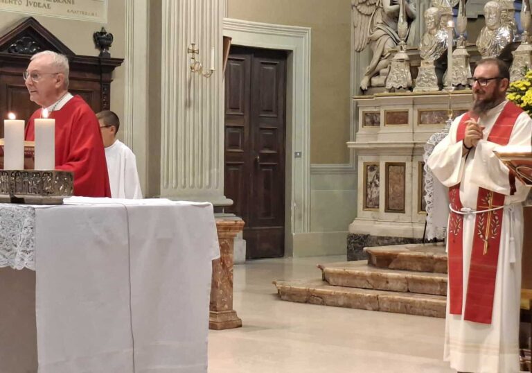 Robecco celebra i 50 anni di sacerdozio di monsignor Carlo Faccendini: solenne festa nella chiesa di San Giovanni Battista