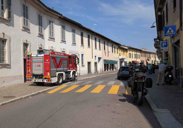 Magenta, sfortuna al piano di sopra: acqua dal soffitto nel negozio etnico di via Garibaldi