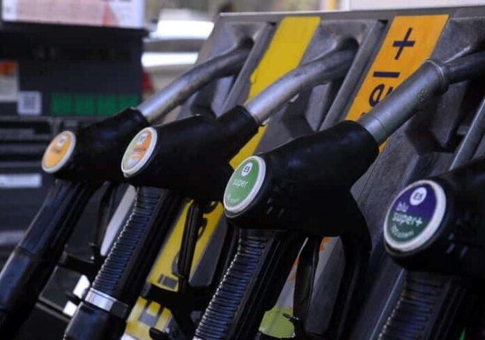 pompe_di_benzina_con_nuove_denominazioni_dei_carburanti_in_adeguamento_delle_nuove_normative_ue-aspect-ratio-535-375