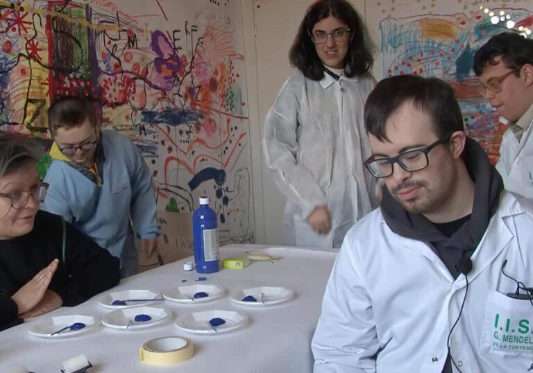 La raccolta fondi per finanziare l’arte dei ragazzi con disabilità, che ha conquistato il Quirinale e il Vaticano dalla Tela di Rescaldina