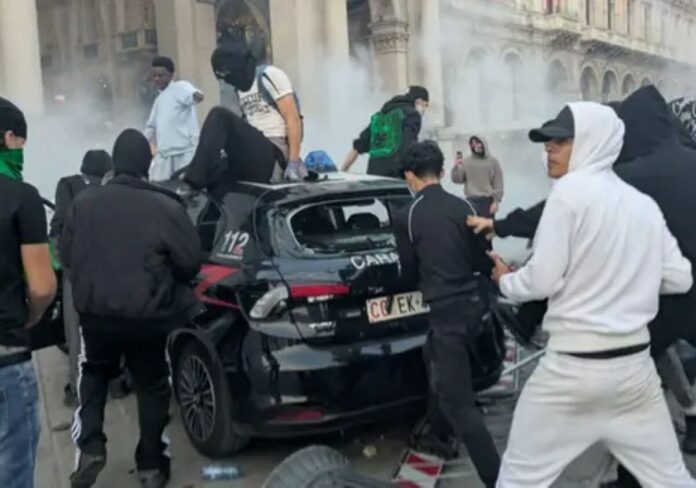 la-gazzella-dei-carabinieri-assaltata-e-distrutta-aspect-ratio-535-375