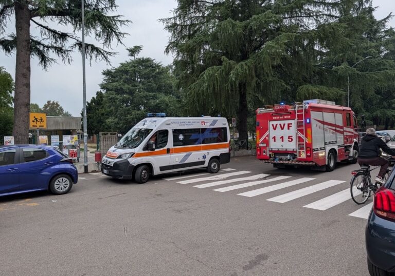 Magenta, brutta avventura per un bambino a scuola: dita incastrate nel termosifone, arrivano i Vigili del Fuoco